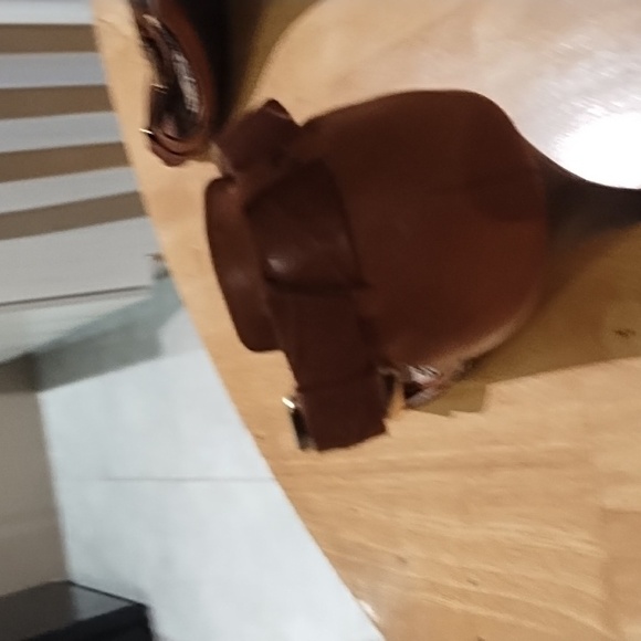 Woman's Micheal Kors. Sandals - Picture 5 of 6